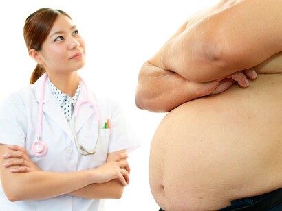 Una doctora atiende a un paciente obeso