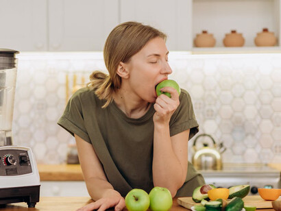 A health enthusiast blends a vibrant green smoothie with moringa, spinach, and bananas, harnessing nature’s powerhouse ingredients for a nutrient-packed start to the day
