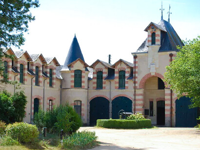 Château de Tournelay, Nueil-les-Aubiers en France. À quelque pas du château se trouvent les écuries