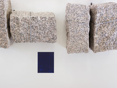Mentre verso Oltremare, Il colore solleva la Pietra, 1995, 24 granite stones, paint, (detail) 23 x 12 x 10 in. (58.42 x 30.48 x 25.4
cm)
