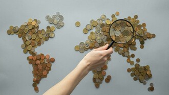 Comentam de todo o mundo, opinam sobre países e culturas exóticas, prevêem futuros mas nunca acertam, aqueles 'mancos' especialistas, viajados com bolsas de estudo públicas mas, a turismo - que deveras, é sim também conta do Balanço de Pagamentos - sem fluência nas idiomáticas diplomáticas nem empresariais. Jornalistas semiletrados no tema portanto, sequer conseguem questioná-los a este respeito, com alguma segurança ou propriedade, os assuntos técnicos abordados. Nem lembram daquela variável protagonista!