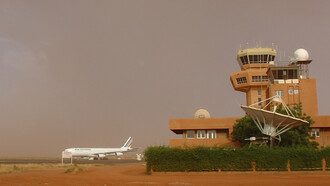 Une tempête de mousson s’abat sur l’aéroport de Niamey, capitale du Niger, tandis qu’un A340 d’Air France demeure sur le tarmac. Site du second déploiement de l’installation mobile ARM (AMF), novembre 2005