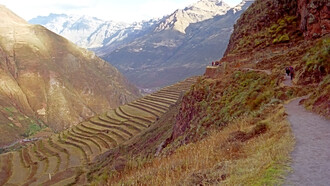 Sendero entre las ruinas inferiores y medias, la sección más plana. Las ruinas de Pisca se encuentran en un complejo en la cima de una montaña. Es conocido por sus pequeñas piedras pulidas que encajan a la perfección. En las ruinas principales, a las que se llega tras una caminata cuesta arriba de dos horas, encontrará templos del sol, la luna, la lluvia, el arcoíris y las estrellas, Perú