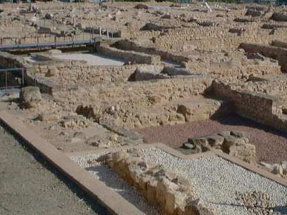 Yacimiento de primer orden de fines del iberismo y un testigo fidedigno del proceso de romanización con puerto marítimo en una ensenada estratégica que ha desaparecido al alejarse el mar