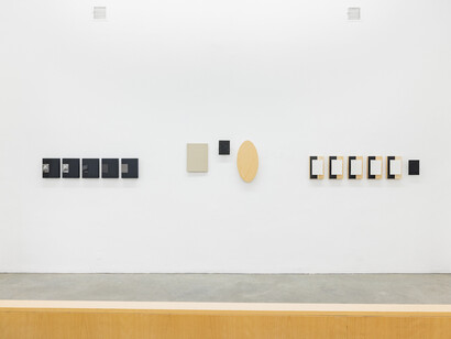 Verschiedene Künstler, Was will ich wissen? Ausstellungsansicht. Mit freundlicher Genehmigung der Christine König Galerie. Foto von Manuel Carreon Lopez