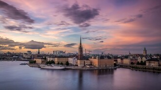 Stoccolma è una città sospesa tra acqua e pietra, dove ogni strada riflette la luce dei canali. Stoccolma, Svezia