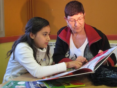 Niños y mayores aprenden juntos a leer y escribir
