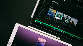 Descubra como a inovação tecnológica moldou a música desde a sua criação, alterando a forma como consumimos e compartilhamos sons. Explore a relação entre tecnologia e identidade musical em um mundo digitalizado