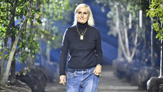 Maria Grazia Chiuri. À 57 ans, elle a débuté sa carrière comme créatrice de sacs à main pour la maison de couture Fendi, puis elle est devenue co-directrice de création de Valentino