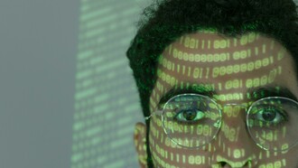 Codici riflessi sul viso di un uomo: "Cosa significa davvero “imparare” quando il nostro interlocutore non è un altro essere umano, ma una macchina come l’Intelligenza Artificiale Generativa (GenAI)?"