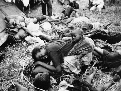 A medida que se prolongaba la crisis de refugiados, los campamentos de Zaire pasaron a servir como base de retaguardia para que los soldados y milicianos genocidas se reagruparan y lanzaran ataques mortales contra civiles al otro lado de la frontera con Ruanda