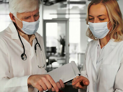 Medizinisches Fachpersonal mit Masken diskutiert über P4-Medizin und unterstreicht die Bedeutung personalisierter Gesundheitslösungen