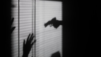 Dans le dédale de la vendetta criminelle, chaque ombre est un présage de mort
