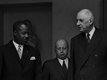 French president Charles de Gaulle speaking with Cameroonian president Ahmadou Ahidjo in June of 1967, Jacques Foccart looks on in the background