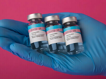 Eine Reihe von COVID-19-Impfstoffen auf rosa Hintergrund unterstreicht die Bedeutung von Präventivmedizin und Impfungen
