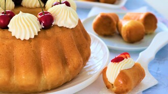 La storia del babà inizia in Polonia, con un dolce simile chiamato "babka"