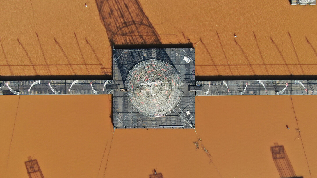 O racismo ambiental impacta desproporcionalmente comunidades marginalizadas, agravando injustiças sociais e violando direitos humanos. Ajuda seletiva perpetua essas desigualdades, exacerbando a vulnerabilidade e os riscos enfrentados por essas populações