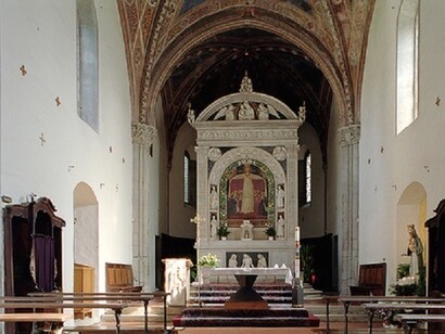 Interno della chiesa con altare di Andrea della Robbia ed affresco di Parri di Spinello raffigurante *La Madonna della Misericordia*, 1431