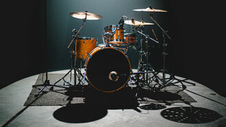 La batería es un instrumento fascinante que combina historia, técnica y una profunda carga emocional para quienes la tocan