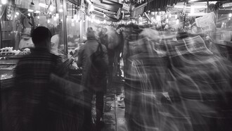 L’effetto spettatore nasce quando la responsabilità si diluisce e nessuno si sente davvero chiamato a intervenire