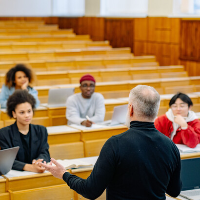No papel de líderes educacionais, é crucial nutrir uma mentalidade que verdadeiramente cative e inspire os antigos e novos professores
