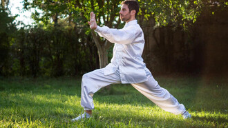 Qi Gong. Le terme Chi (Qi) signifie air, prana, énergie, ou encore respiration, le mot Kung (Gong) renvoie au travail, à la maîtrise, au temps et à la notion d’accomplissement