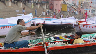 Globalización, mercado náutico, Varanasi, India