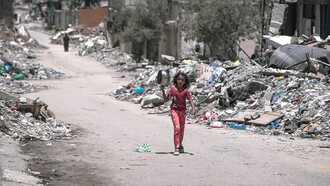 À Gaza, une petite fille chemine parmi les ruines, en quête d’un morceau de pain et d’un peu d’espoir