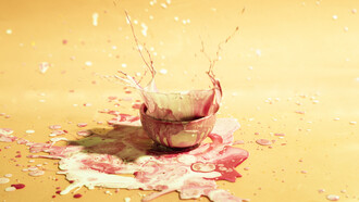 O Spill Art, que pode ser traduzido como "arte do derramamento", tem como base a experimentação com fluidos, permitindo que manchas e borrões guiem a criação artística. Essa técnica surgiu no contexto das vanguardas abstratas, inspirada em parte pelo expressionismo abstrato, movimento que teve figuras icônicas como Jackson Pollock, famoso por suas pinturas de gotejamento (drip painting)