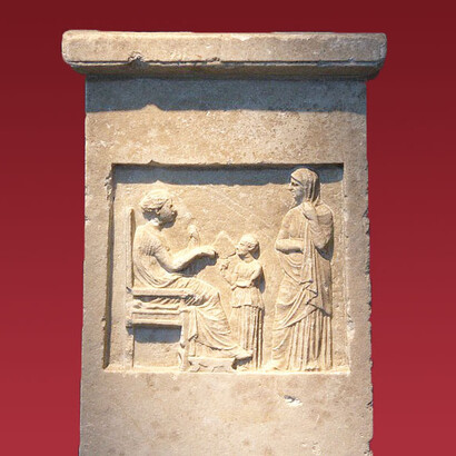 Mujer sentada conversa con un pariente de pie, entre ellos hay un joven sirviente. Siglo III a.C. Museo Arqueológico de Tesalónica, Grecia