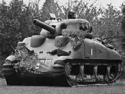 Veicolo ed equipaggiamento fantocci usati per ingannare le truppe tedesche durante la seconda guerra mondiale. Paetiolare di carroarmato Sherman