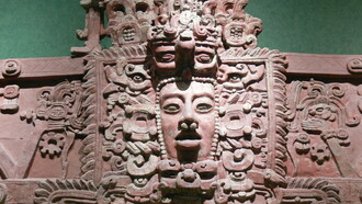 No início do Popol Vuh, reinavam o vazio e a escuridão. O céu ainda não existia, e a terra estava coberta de água. Diante desse caos primordial, os deuses iniciaram o processo de criação. Entre os principais estão Tepeu e Gucumatz, divindades criadoras que planejaram e organizaram a criação do mundo e dos seres que nele habitam