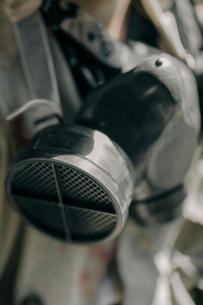 Ogni anno, il Bulletin of the Atomic Scientists valuta lo stato del mondo e decide se spostare le lancette in avanti o indietro, basandosi su fattori globali di rischio