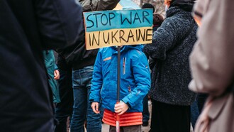 Ein Kind, das gegen den Krieg in der Ukraine protestiert