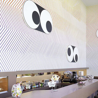 Easy Heavy III, 2013 und Eye to Eye, 2013 von Claudia Comte. Courtesy of Museum Haus Konstruktiv