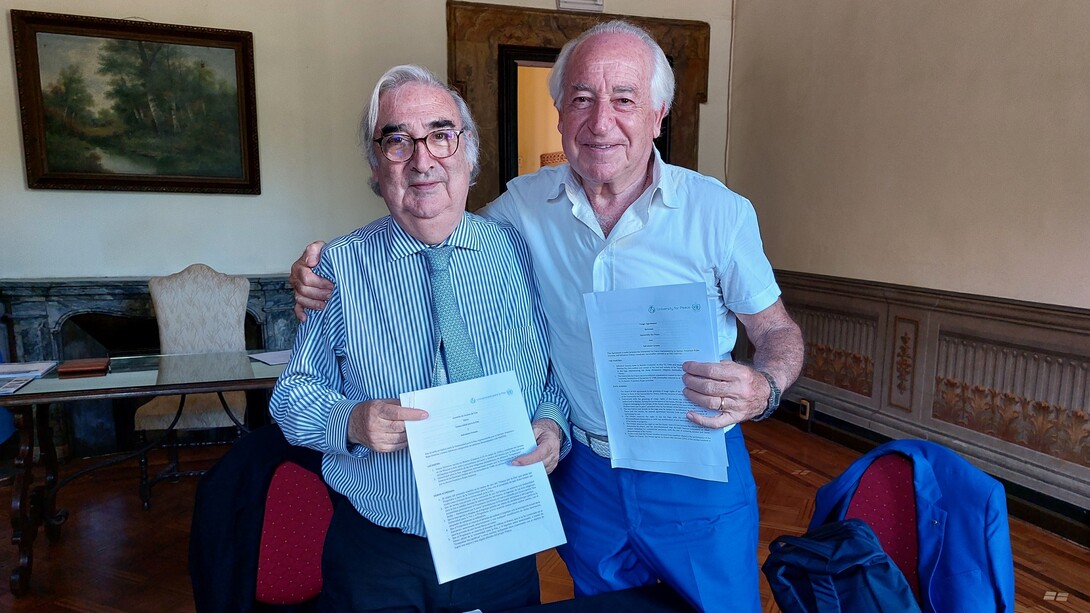 Francisco Rojas Aravena, Rettore dell'Università per la Pace delle Nazioni Unite, e Salvatore Grasso, autore dell'Inno dell'Università per la Pace delle Nazioni Unite, al momento della firma