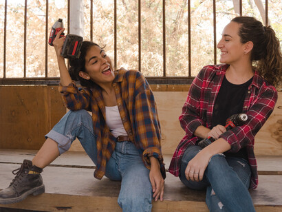 Marceneiras descansam enquanto combinam sobre viagem no final de semana