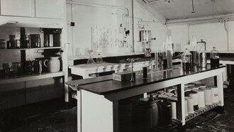 Là où Jacques Monod et son équipe explorèrent les mystères de l’opéron lactose, ce laboratoire désert des années 1950 garde les traces silencieuses d’une révolution dans la compréhension des protéines et de la régulation cellulaire