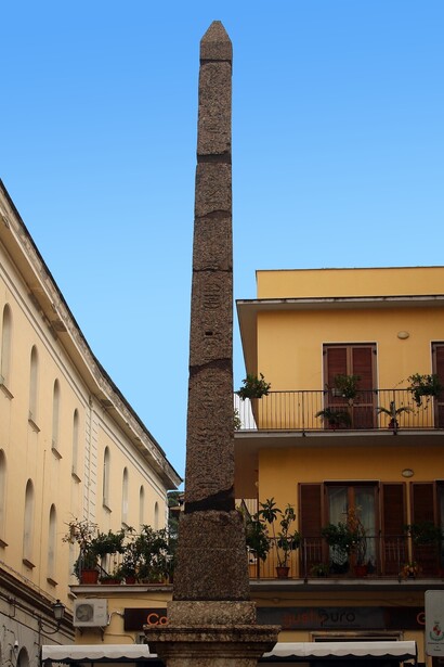 Obelisco in piazza santa Sofia, posteriore, Benevento, Italia