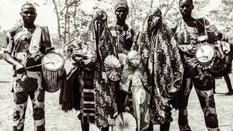 Egun em yoruba representa um ancestral de uma linhagem ou um dos espíritos da comunidade. No plural, são chamados Egungun, que se refere a um coletivo de espírito ancestral que ocupa um espaço em Orun (terra das divindades). Durante festivais como aquele em que esta fotografia foi tirada, os Egungun estão sempre presentes para representar os ancestrais do povo e geralmente são escoltados por bateristas de gangan (tambor falante). Reconhecer as sinfonias da nossa essência é combinar o firmamento do eu singular em consonância com a malha interconectada chamada coletividade. Antes da matéria, havia algo que ressoava, vibrava, uma energia primordial que unia o macro e o microcosmo e talvez orquestre ainda hoje a nossa jornada de vida