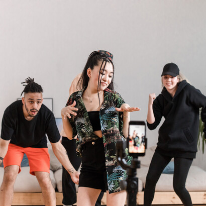 Jovens gravam em seus celulares um desafio de dança para a plataforma de vídeos curtos TikTok