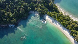 Praia de Quepos, na província Puntarenas, Costa Rica. Bem-vindo à Costa Rica, onde o conceito de "pura vida" vai além de uma simples saudação, sendo, na verdade, um modo de viver, uma filosofia que reverbera em cada esquina, em cada gesto e em cada sorriso
