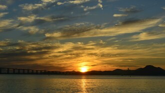 Em 14 de dezembro de 1990, as Pinturas Murais de Eugênio de Proença Sigaud foram reconhecidas como Patrimônio Cultural pelo Estado do Paraná. Com aproximadamente 600m², os painéis artísticos pintados a óleo entre 1954 e 1957 no interior da Igreja de Nossa Senhora da Imaculada Conceição se destacam pelo seu valor artístico excepcional. Bem, isso é um pouco da história da escrita da tese intitulada “Arte para ser vista e admirada: a pintura mural de Eugênio de Proença Sigaud, a partir da catedral de Jacarezinho, Paraná” e da trajetória que possibilitou a minha entrada na Universidade Estadual Paulista, como professora efetiva