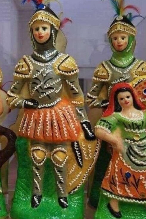 I pupi di zucchero sono dolci tradizionali siciliani che, con le loro forme colorate e allegre, ricordano ai bambini la gioia del ricordo e della condivisione durante la Festa dei Morti