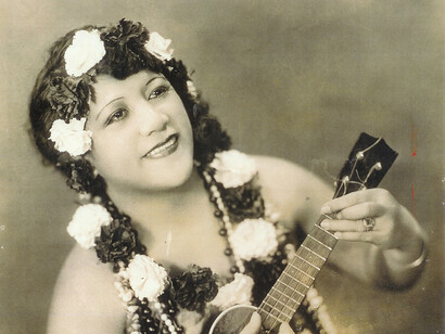 Elizabeth Kau`i Spencer Pu`uki Kawelo came
to Chicago in the mid-1920s as a Hula dancer
to join Bell’s Hawaiian Follies, a troupe based
at the city’s Oriental Theater.
