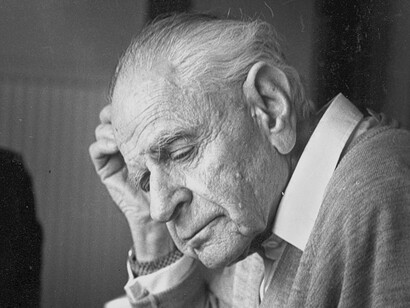 Karl Popper, conocido por su vigorosa defensa de la democracia liberal y los principios de crítica social que creía que hacían posible una floreciente sociedad abiert