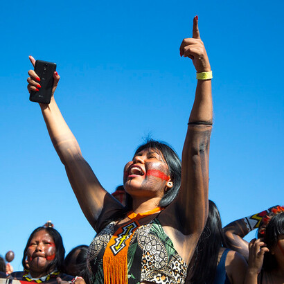 Registro de militante Primeira Marcha das Mulheres Indígenas realizada em Brasília, no ano de 2019. Fotografia de Katie Maehler