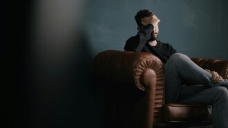 Tra i principi di una società aperta e la realtà dello sfruttamento quotidiano si apre una distanza che obbliga a interrogarsi sul significato concreto di accoglienza, integrazione e giustizia sociale