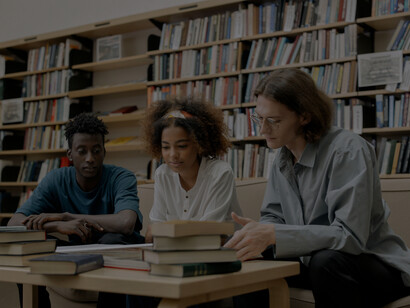 Estudiantes universitarios estudiando en la biblioteca. El modelo educativo actual ha fracasado en formar líderes con una perspectiva planetaria, lo que ha contribuido a la prevalencia de la corrupción y la inseguridad