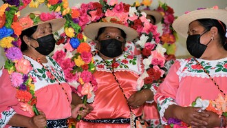 Si consideramos que pertenecemos a un determinado sector de la sociedad y esa pertenencia nos define, difícilmente podremos cambiar los patrones o conductas de comportamiento que nos identifican.
Día Internacional de los Pueblos Indígenas 2022. Mujeres mayores Indígenas, preparan un baile tradicional en el municipio de Jiquipilco, Estado de México, México